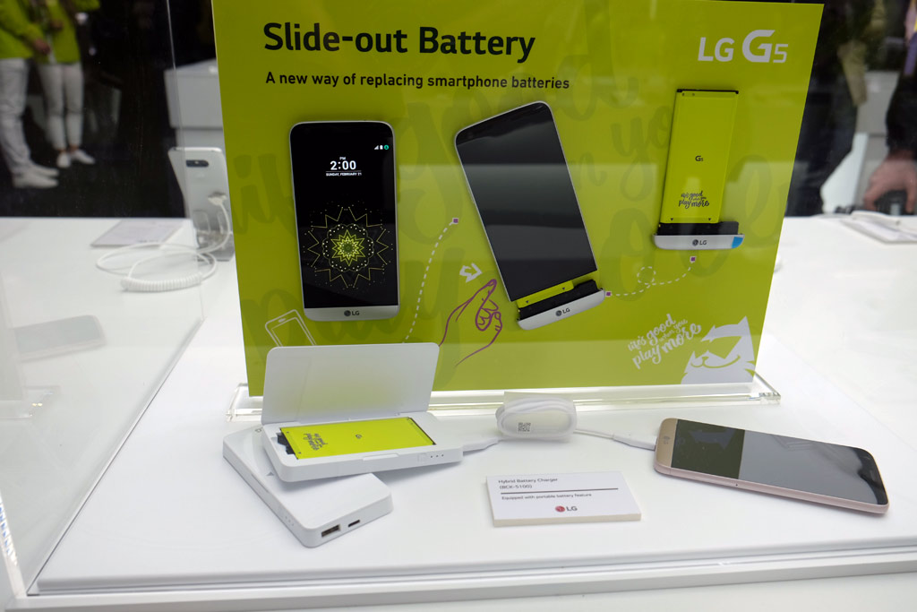 LG-G5-slide-out-battery.jpg