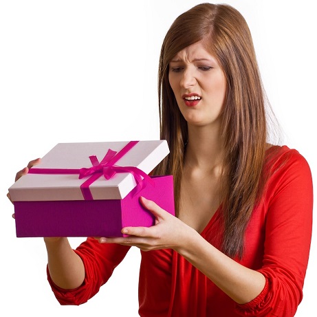 Frau öffnet schlechtes Geschenk