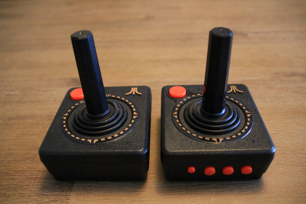 Atari Flashback 8 Gold joysticks