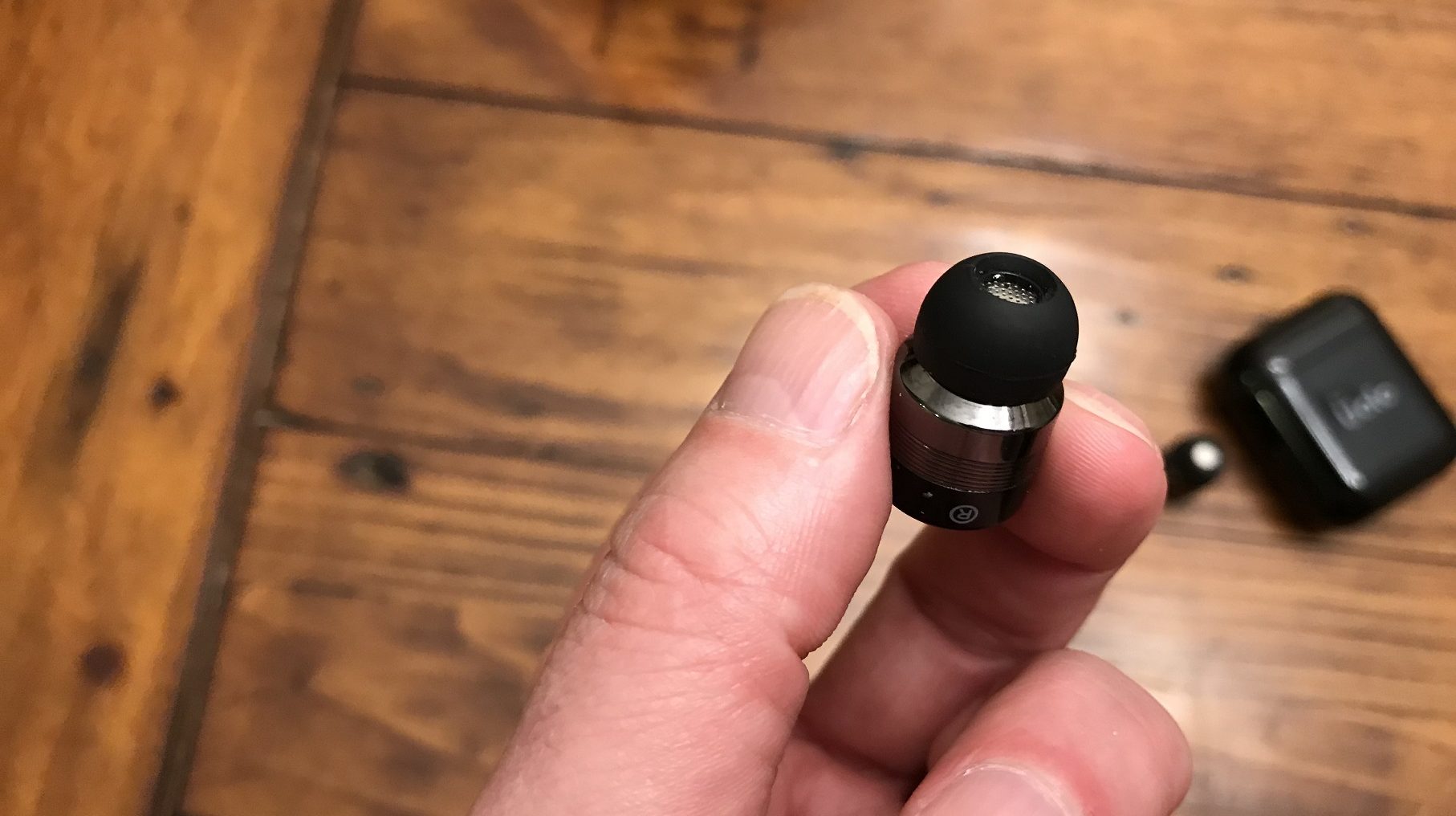 écouteurs bouton sans fil autonomes Pulse Mini d’Uolo - design