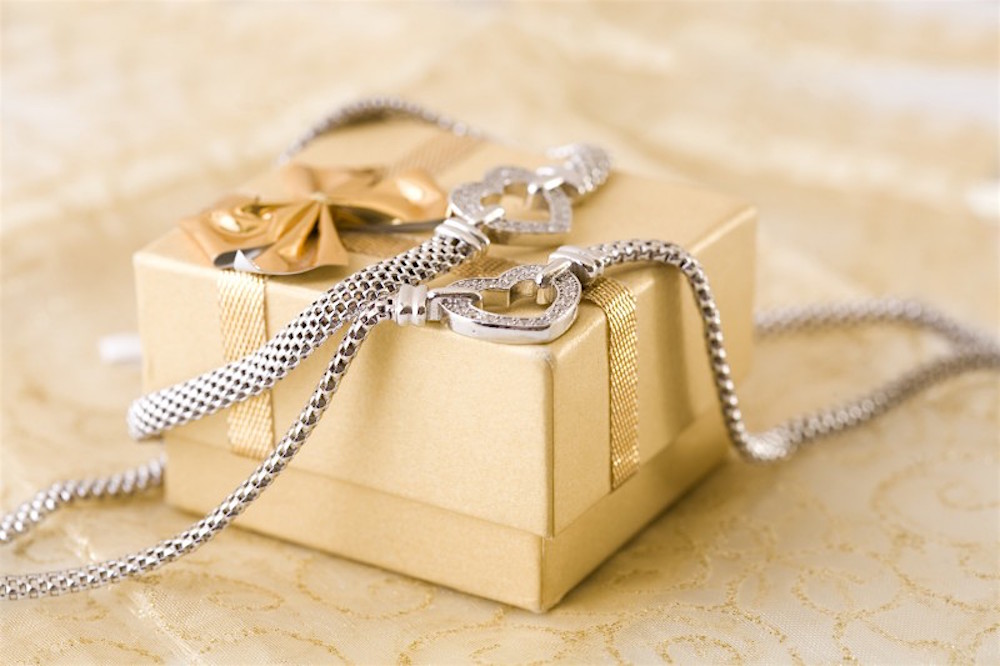 why jewelry is always a great gift