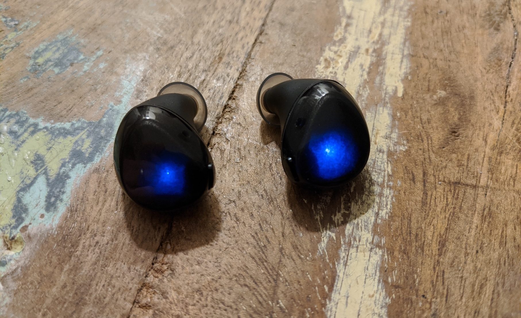 Cobble Pro earbuds blue light