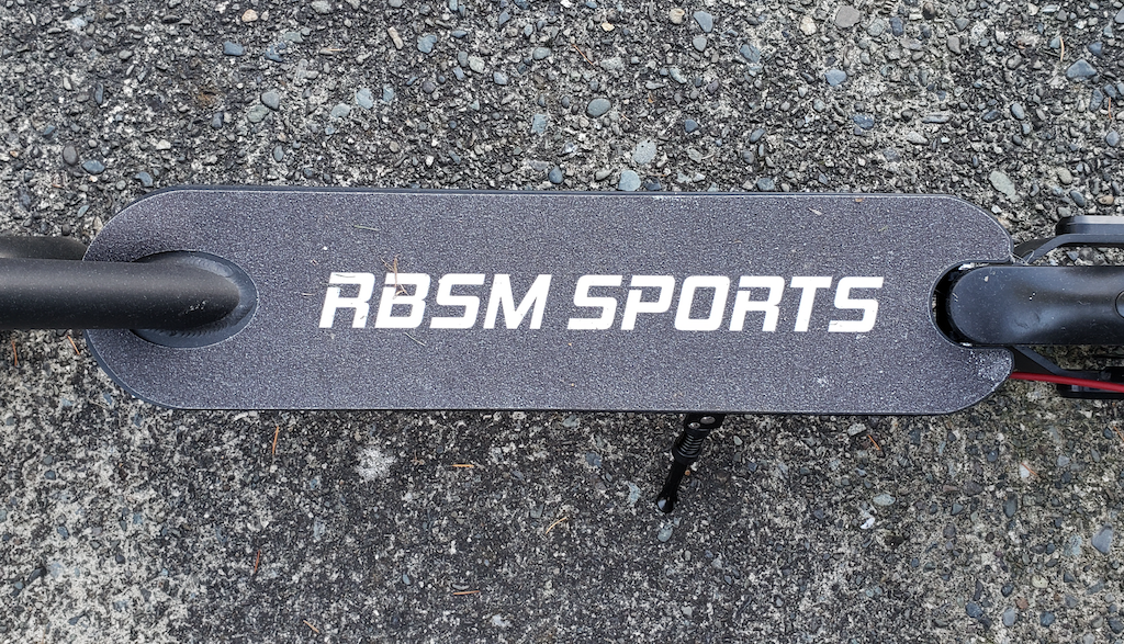 La plateforme de la trottinette électrique de RBSM Sports a une surface antidérapante pour rester stable.