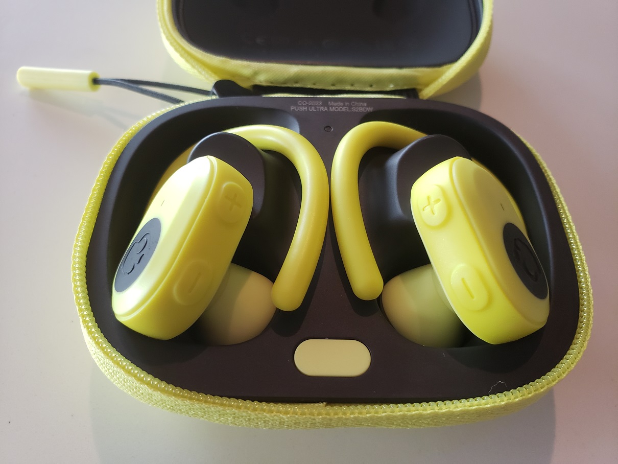 image of the Skullcandy Push Ultra in its charging case