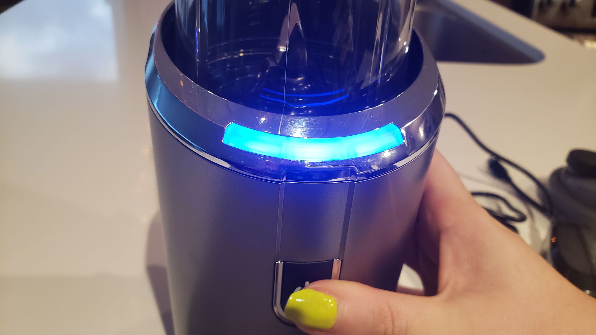 image of the blender's 3 LED all glowing, indicating full battery