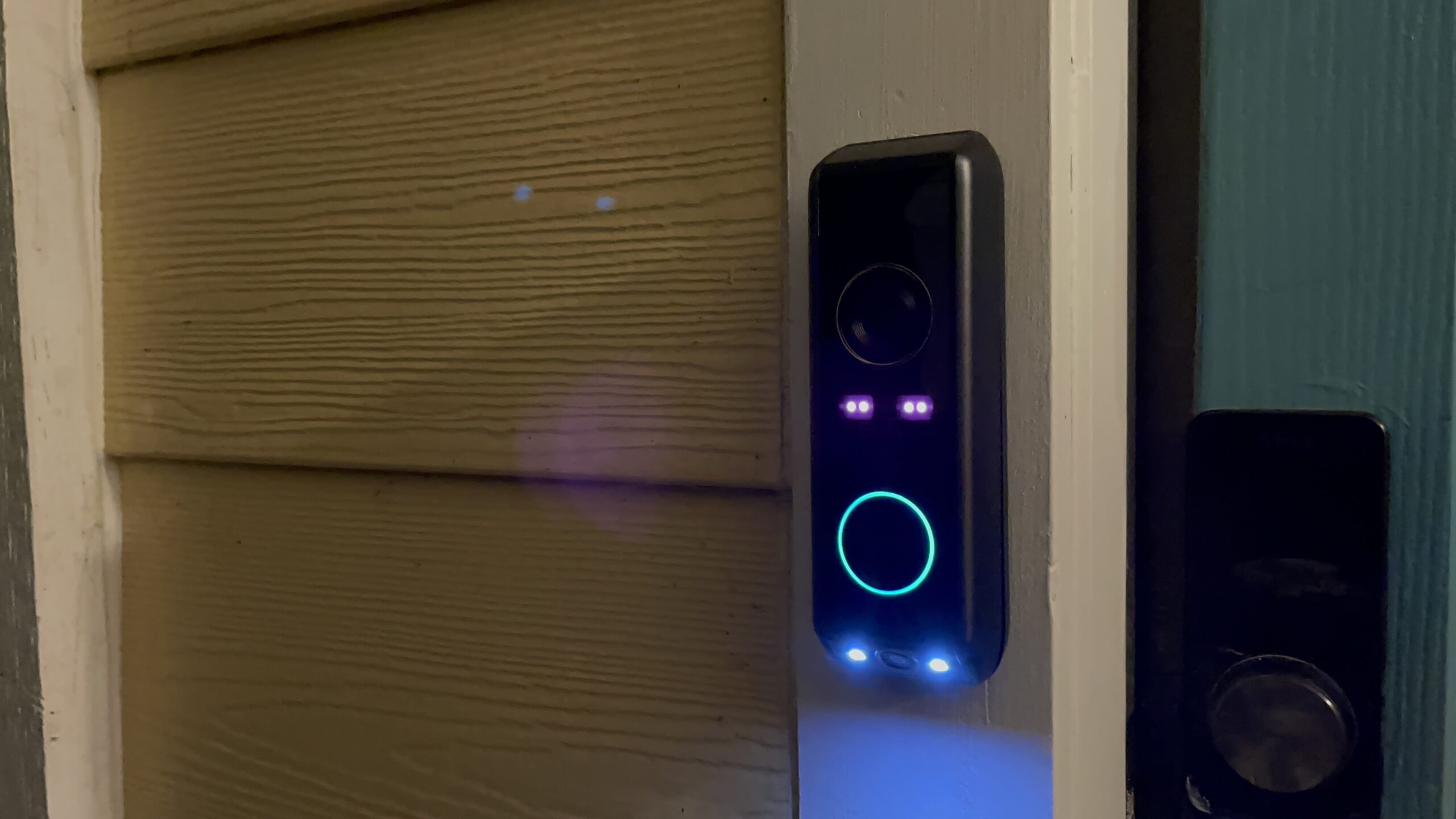 euphy doorbell at night