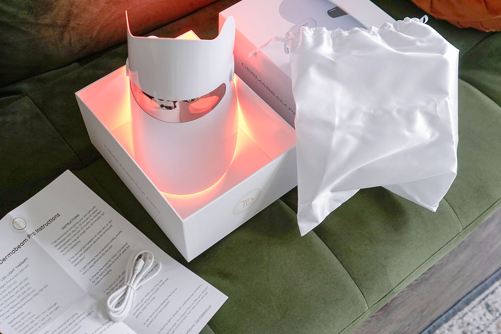 What's in the box of the Dermabeam Pro Light Therapy Mask?