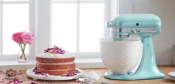 Stand mixer with cake