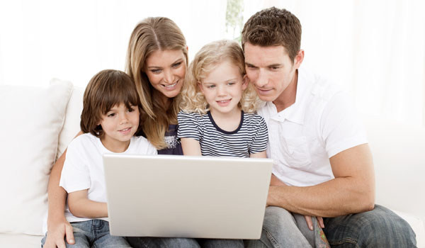 family-with-laptop-02.jpg