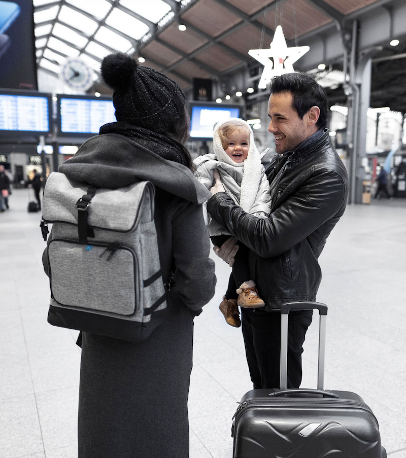 Parents avec bébé et sac à couches à l'aéroport
