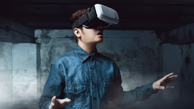 Man playing VR Horror Game