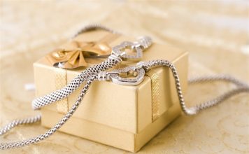 why jewelry is always a great gift