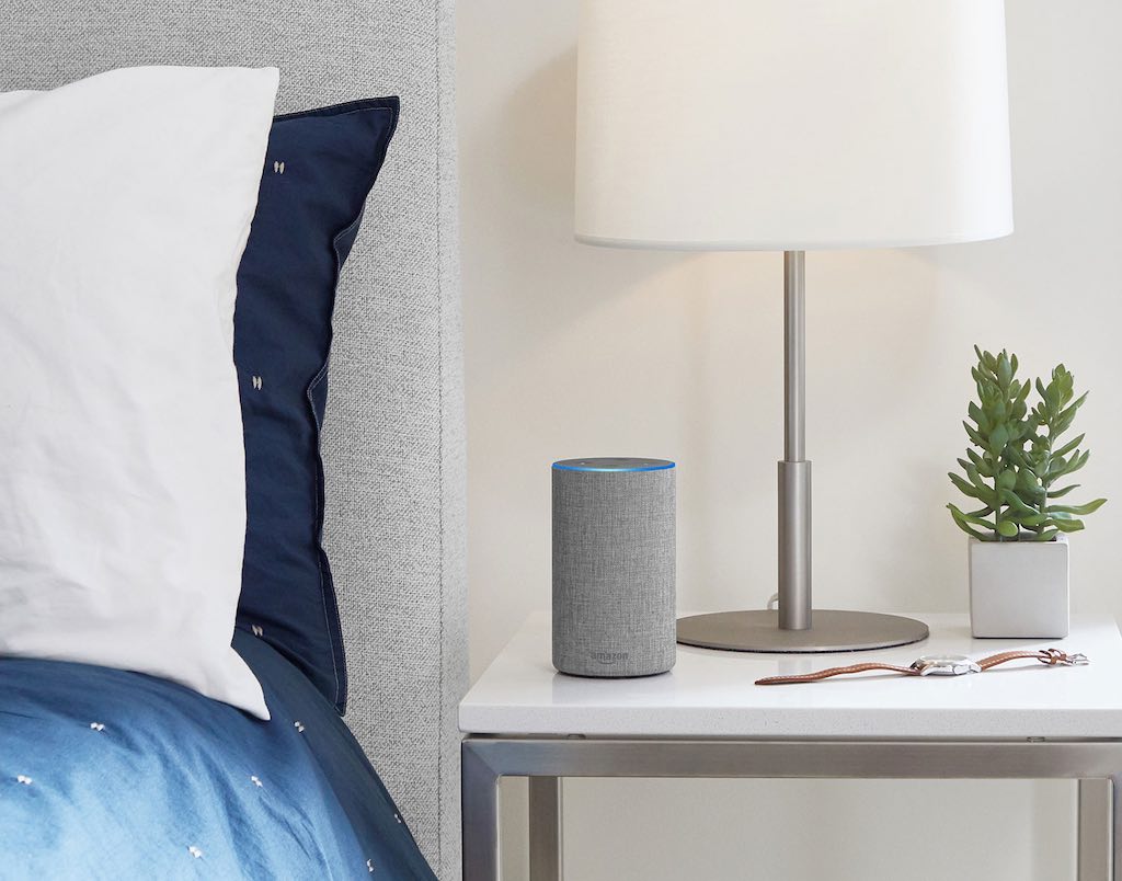 Amazon Alexa — серая ткань — на тумбочке в спальне