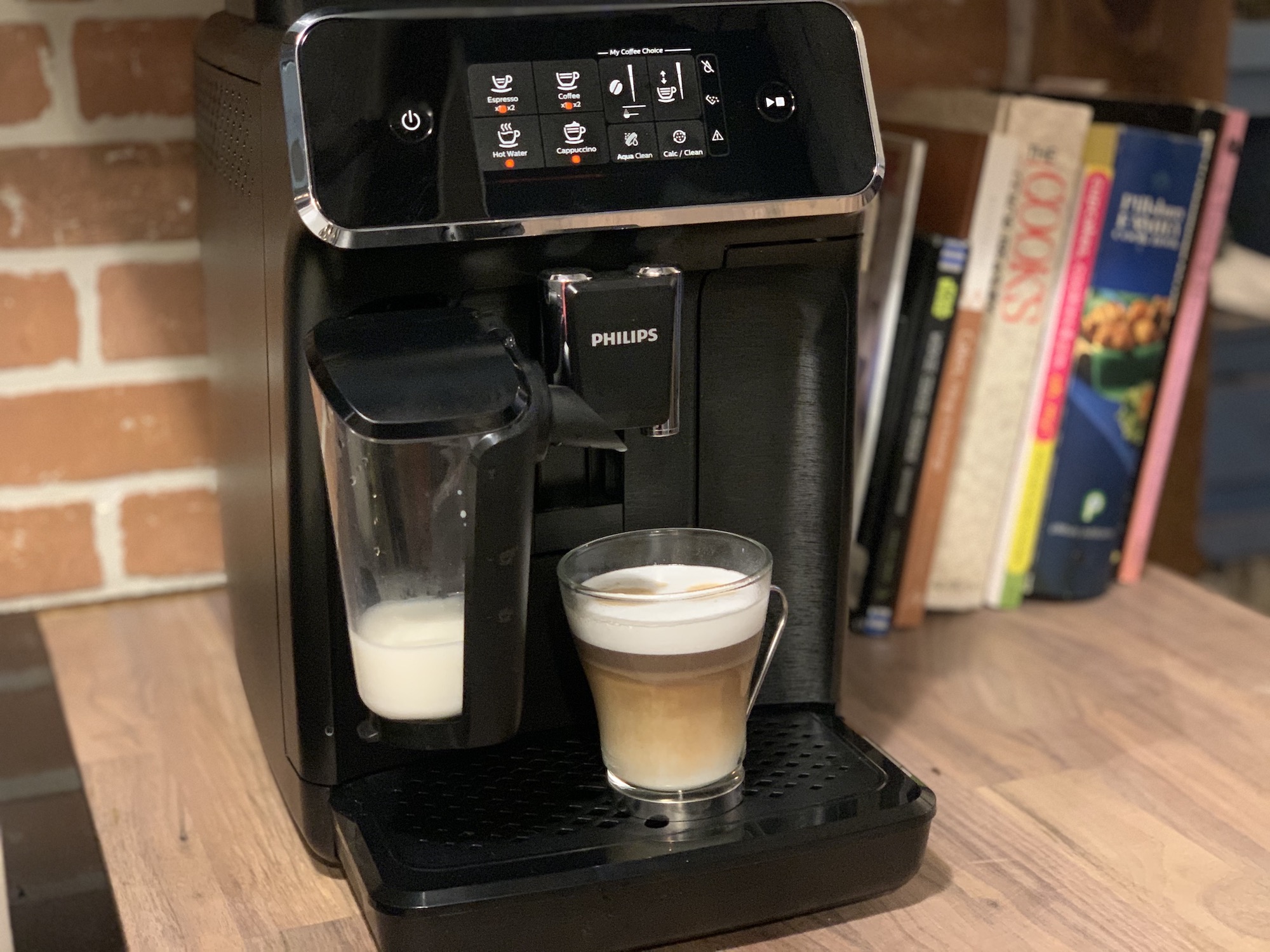 Philips 2200 automatic espresso machine with LatteGo milk frother