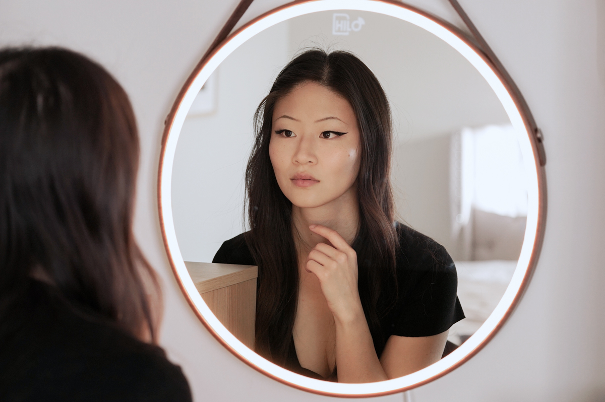 Hilo Smart Mirror Light review functions pros cons
