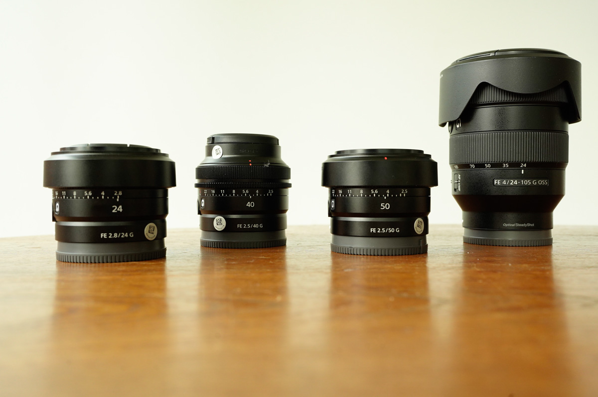 Une photo de quatre objectifs Sony FE