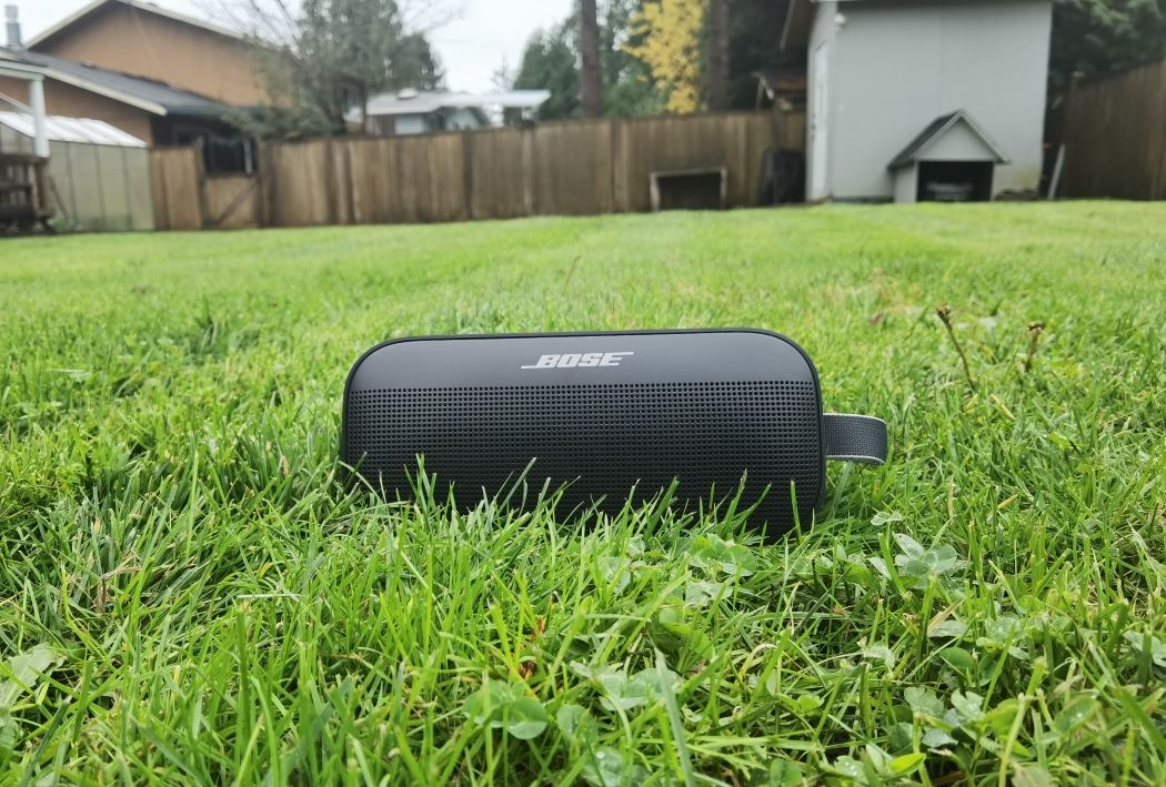 Bose SoundLink Flex wide shot