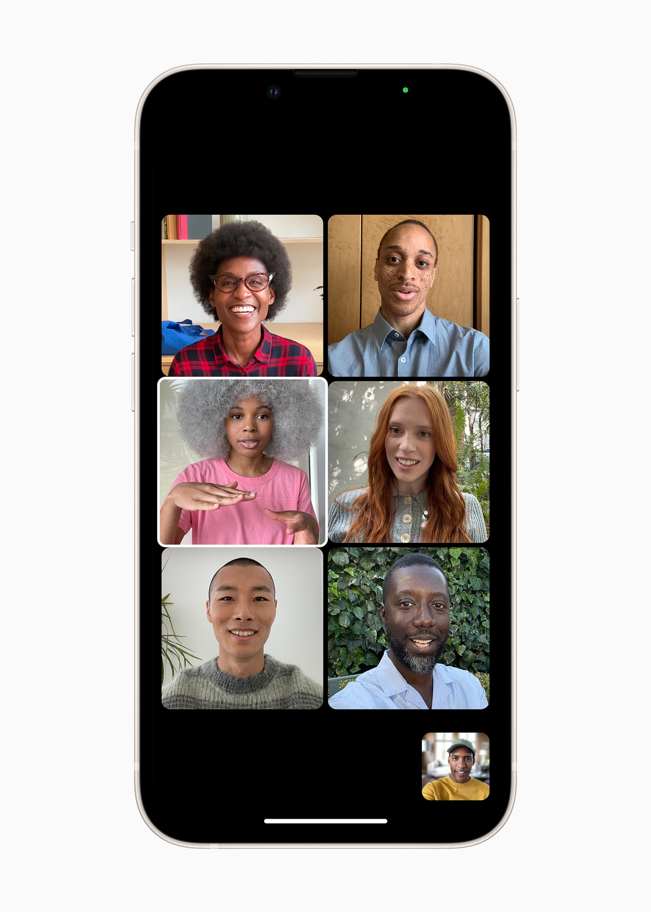 Apple iPhone 13 с FaceTime и шестью людьми на экране, которые общаются.