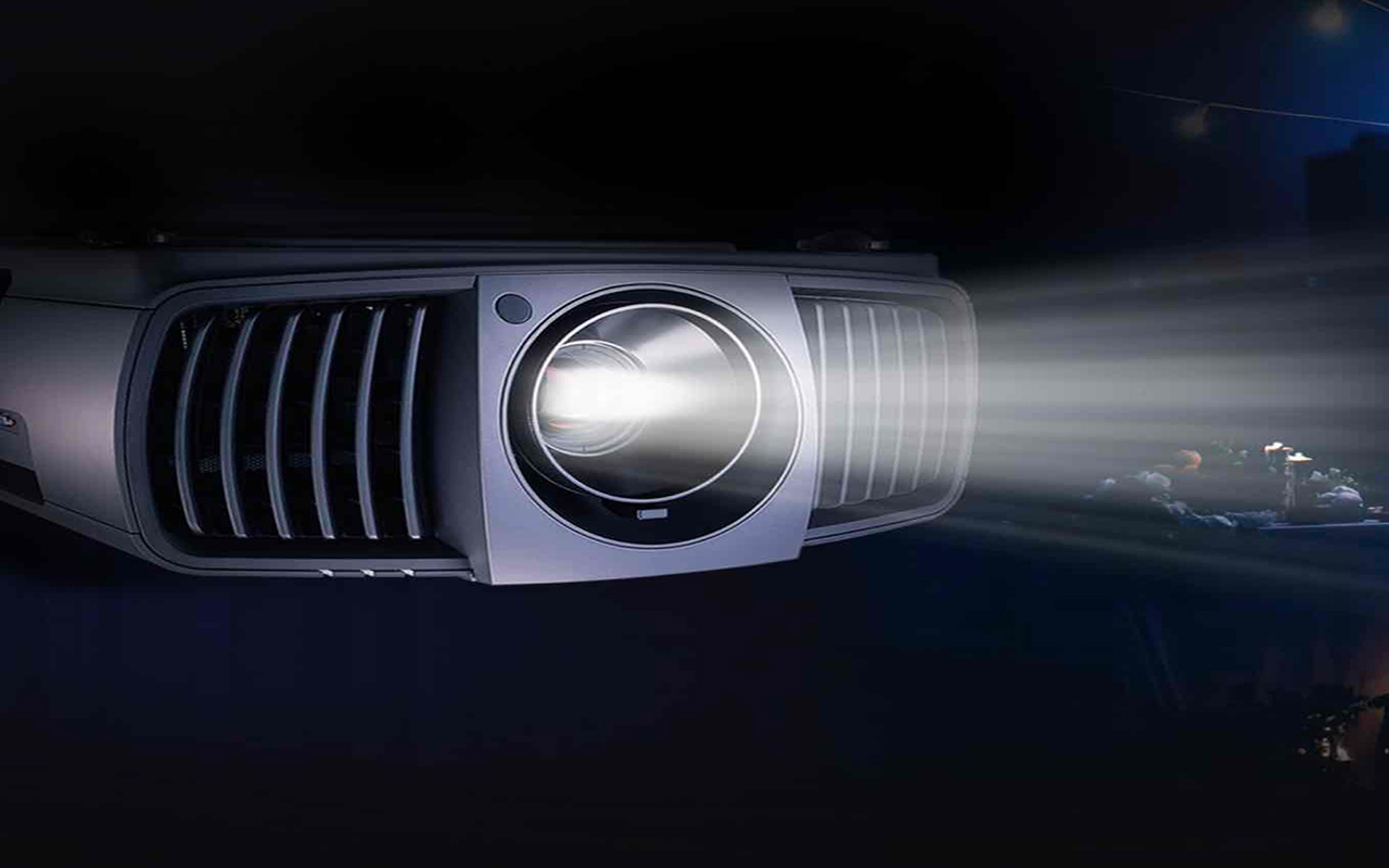Un projecteur à source lumineuse sur un fond noir.