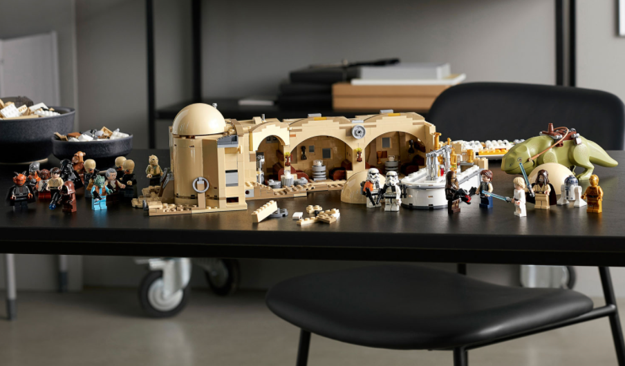 Star Wars Mos Eisley Cantina lego set.