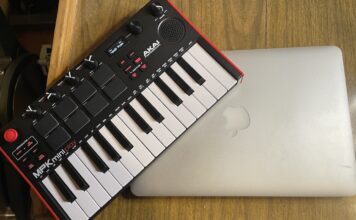 AKAI Professional MPK Mini Play MKIII Controller