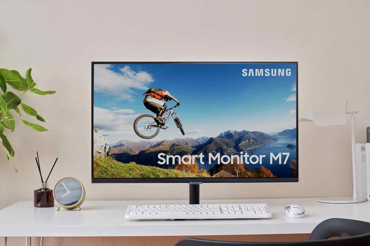 What's the difference between a smart monitor and a smart TV