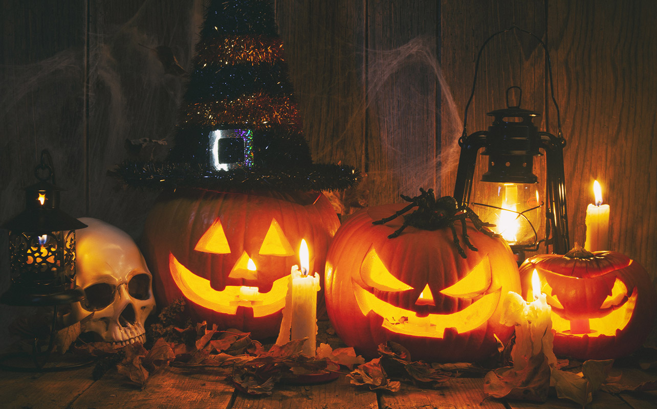 Citrouilles Jack-o'-Lantern d'Halloween sur un fond en bois rustique.