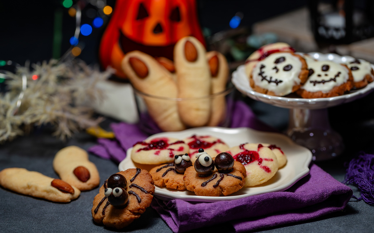 Biscuits d'Halloween sur fond en bois 