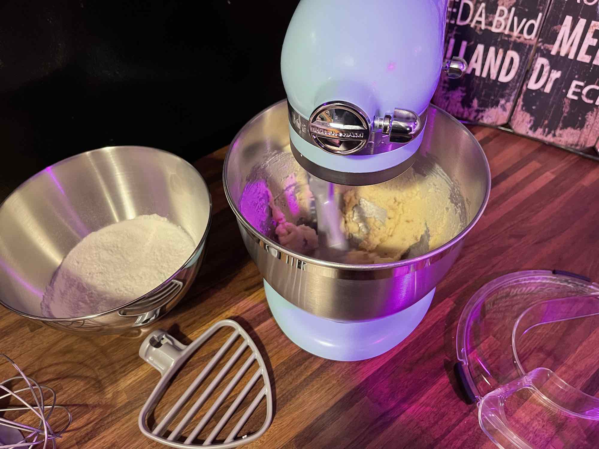 Premium AI Image  A blue kitchenaid mixer with a pink stand mixer