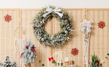 ft Costway 24Snowy Artificial Christmas PE Wreath w: Pine Cones & White Berries