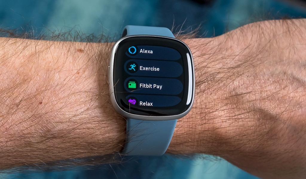 Fitbit Versa 4 Review 2022: A Basic Smartwatch With Long-Lasting Battery