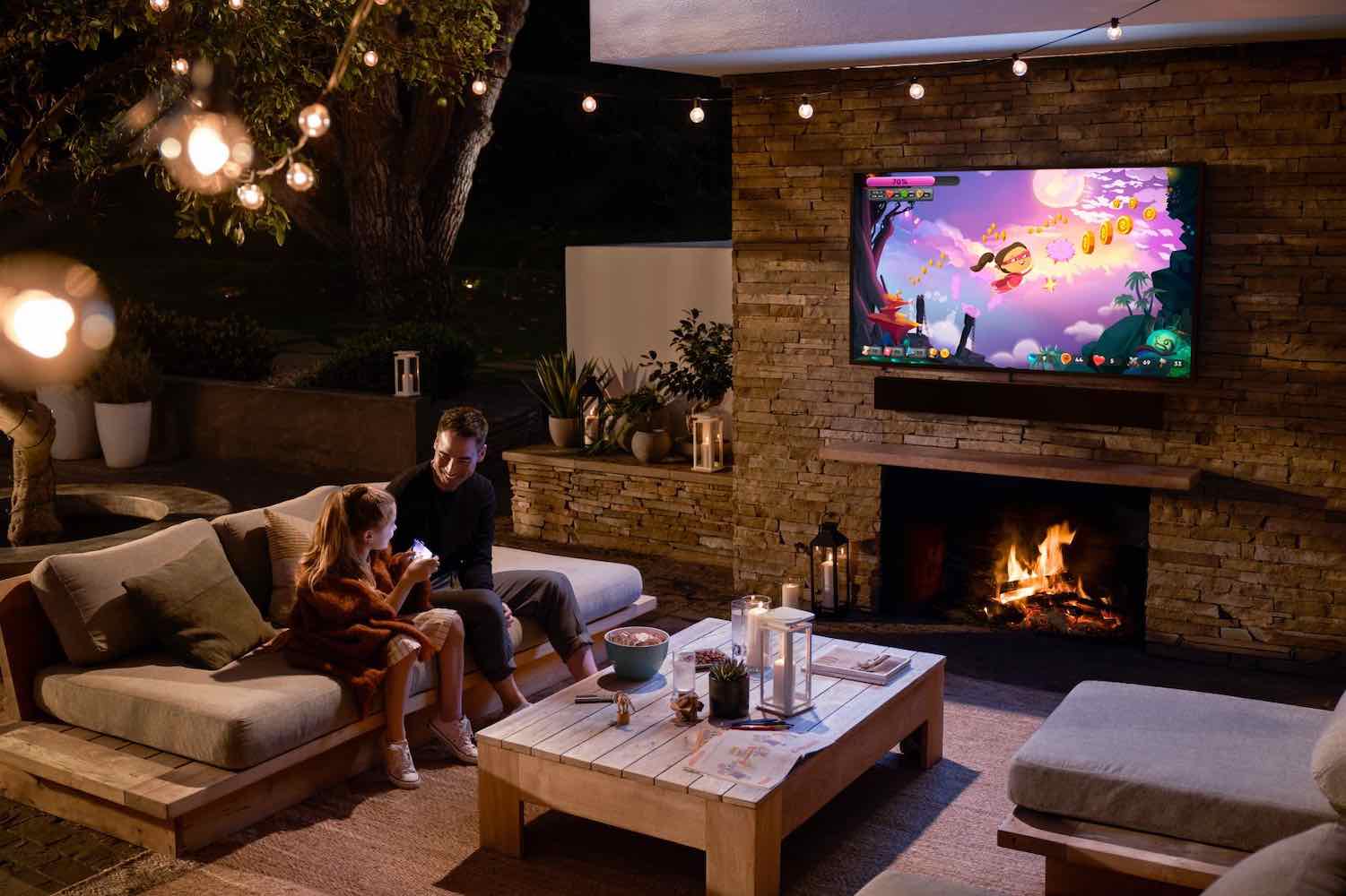 outdoor-TV-vs-outdoor-projector