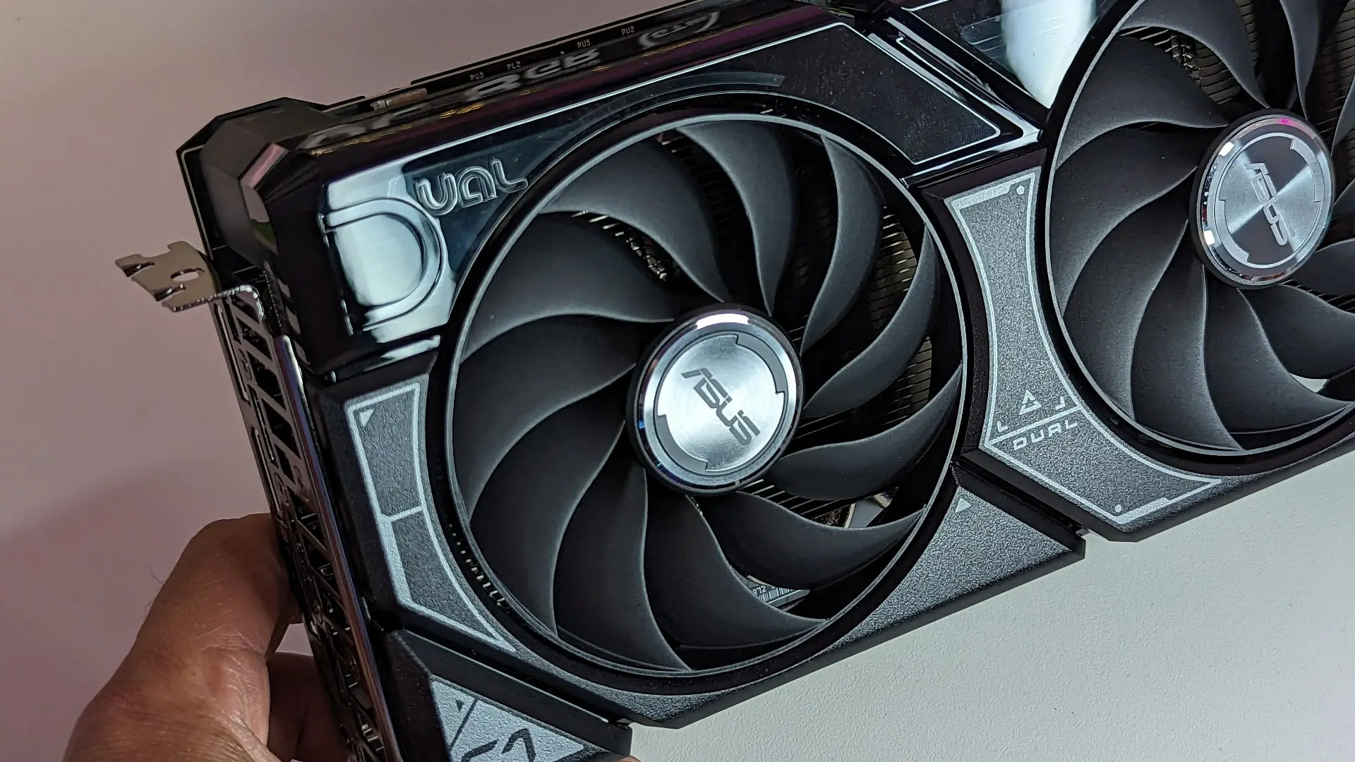 ASUS GeForce RTX 4060 Ti Dual Axial-tech fans