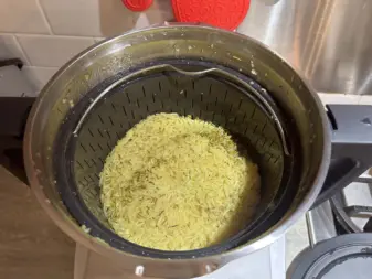 https://blog.bestbuy.ca/wp-content/uploads/2023/07/chef-robot-cooked-rice-337x253.webp