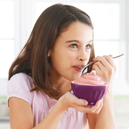 Ребенок ест замороженный десерт