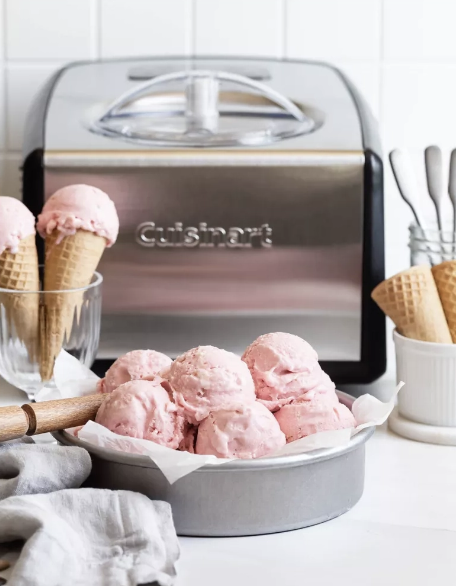 Ice cream maker with cones