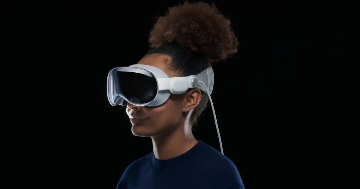 Femme portant le casque Apple Vision Pro sur fond noir.