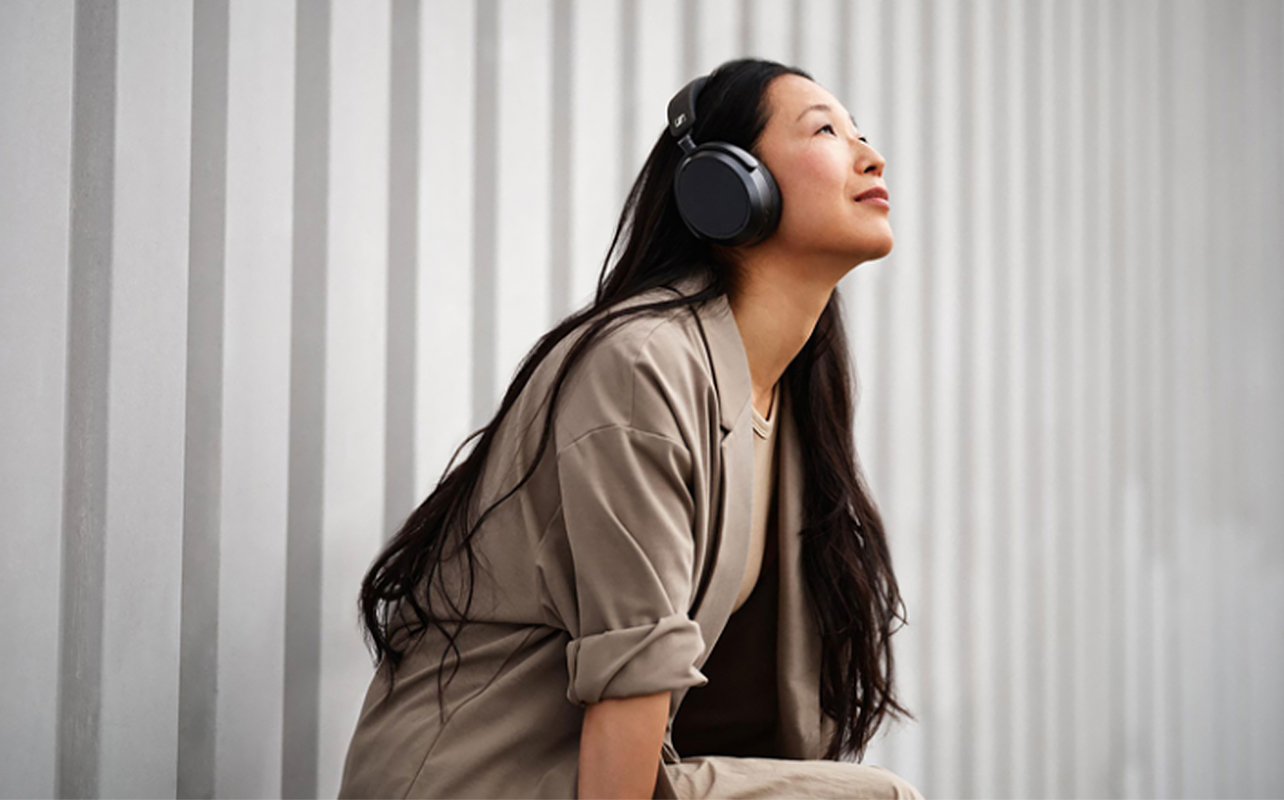 Femme portant le Momentum 4 de Sennheiser