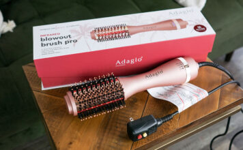 What's in the box of the Adagio blowout brush pro