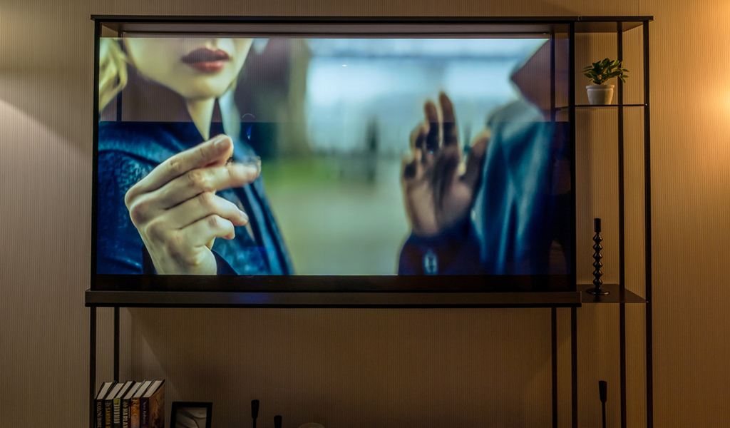 CES 2024 : LG présente la toute première TV OLED transparente et sans fil