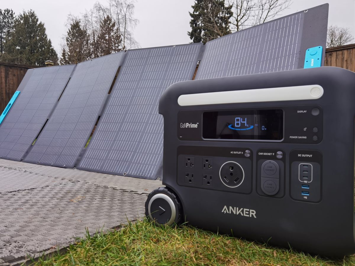SOLIX F2600 portable power station and 400W solar panel review