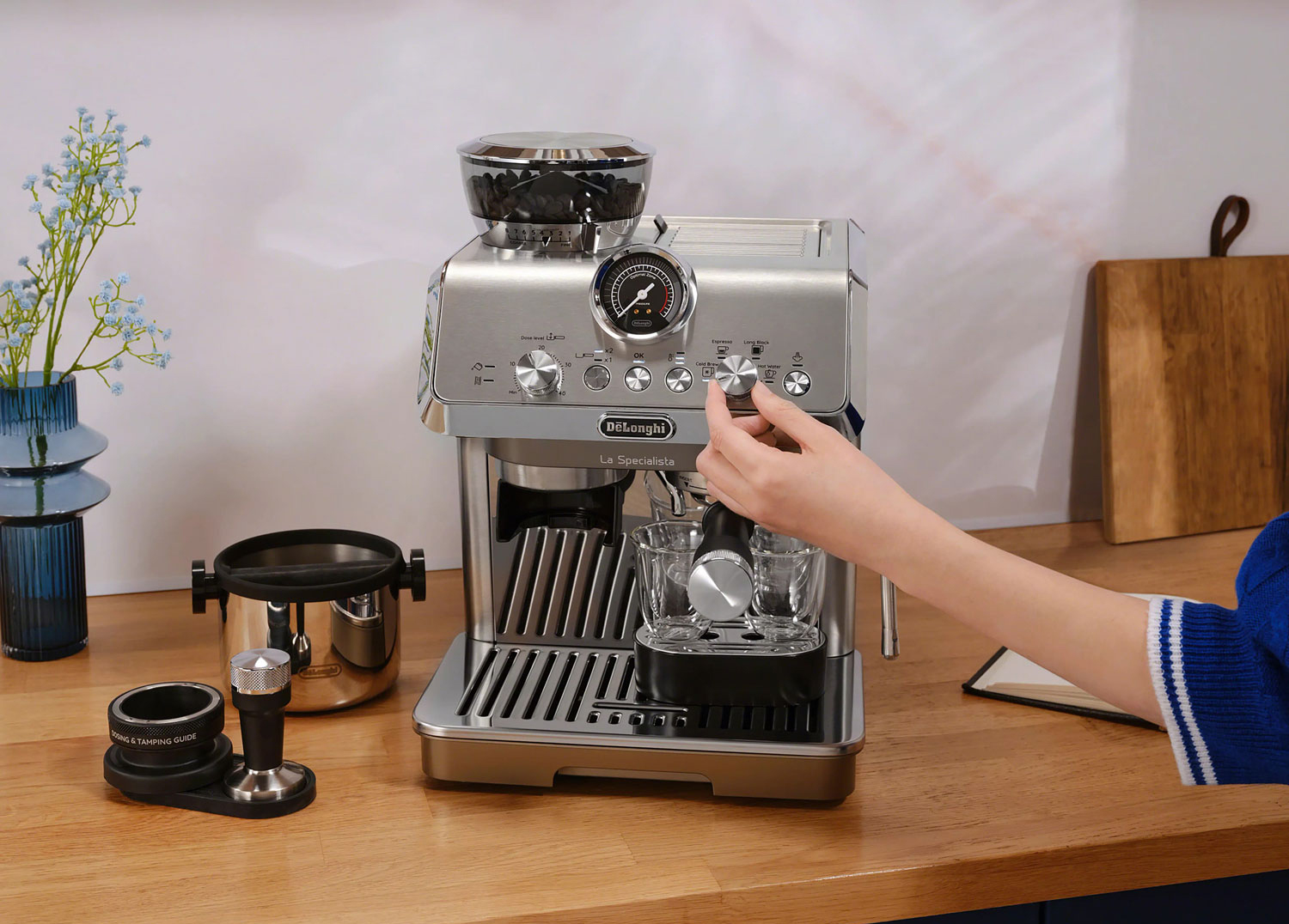 Machine à espresso automatique La Specialista Evo de De'Longhi avec mousseur et moulin à café