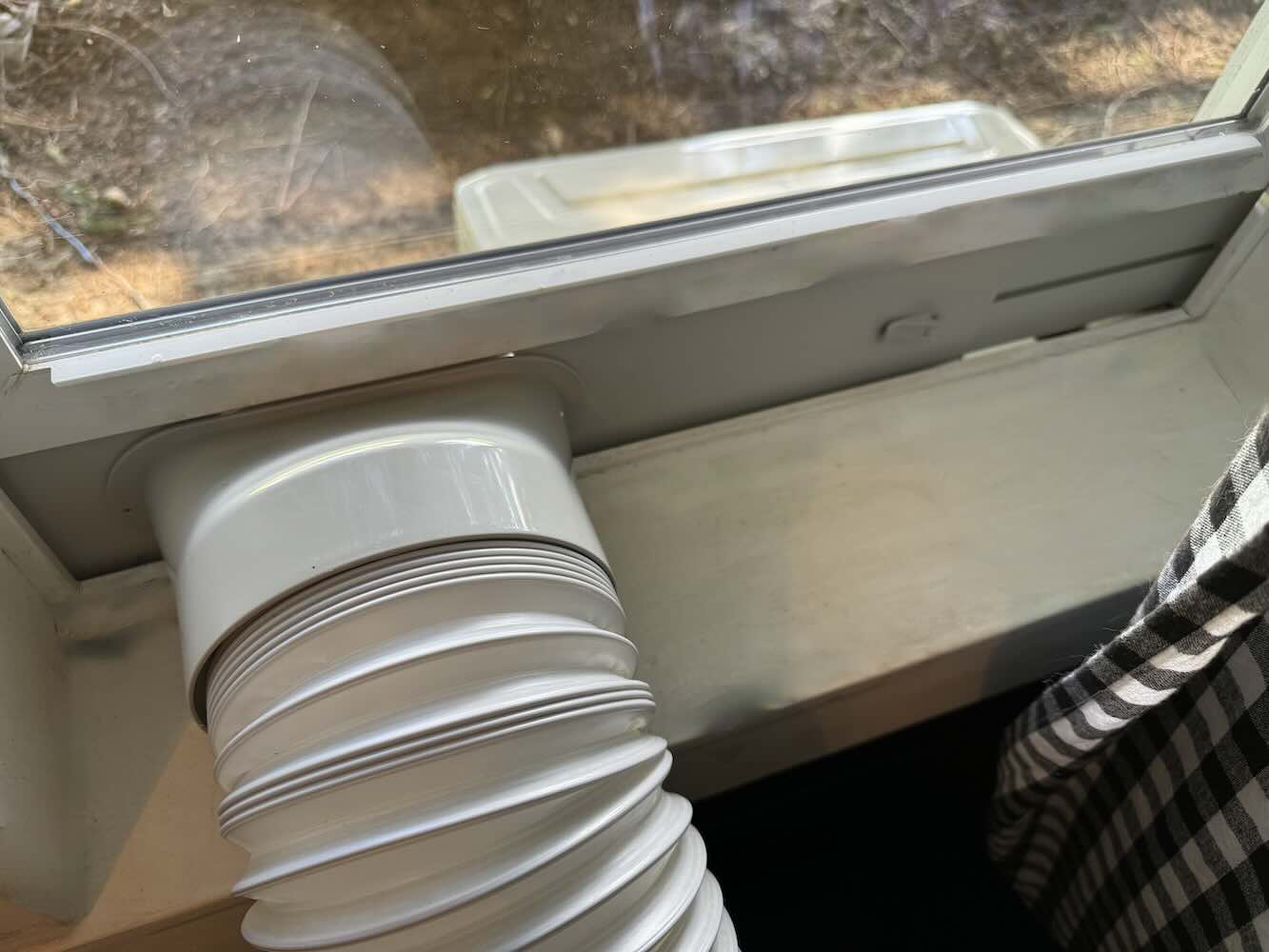 Connecting portable air condtioner