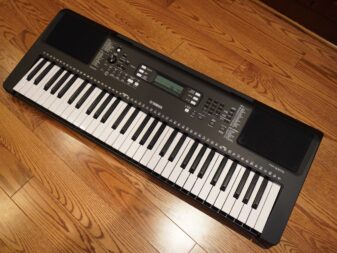 Yamaha PSR E-373 electric keyboard