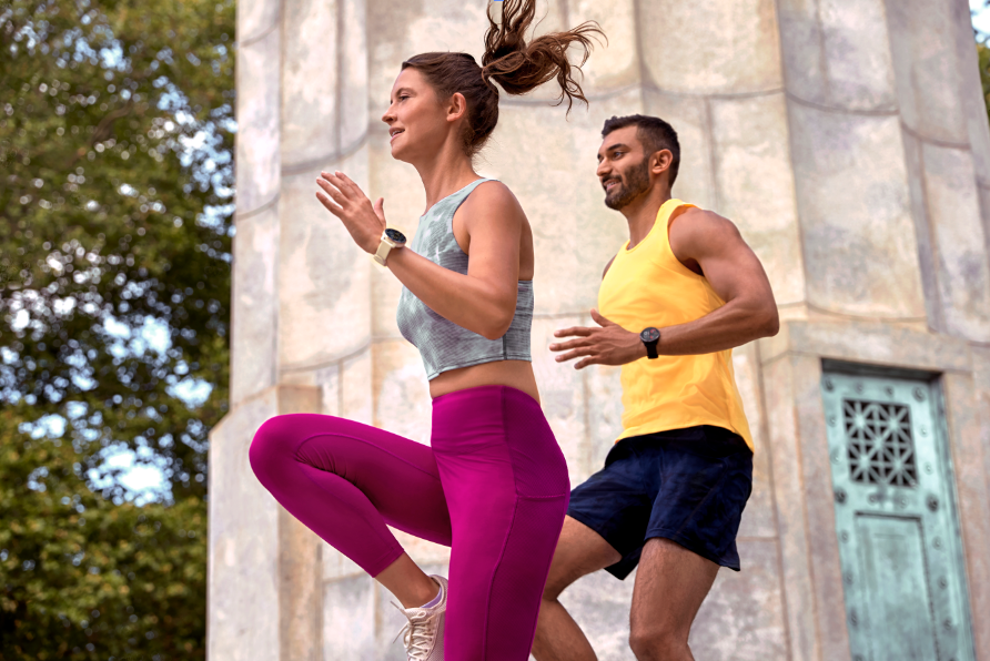 Woman and man runing together with a smartwatch
