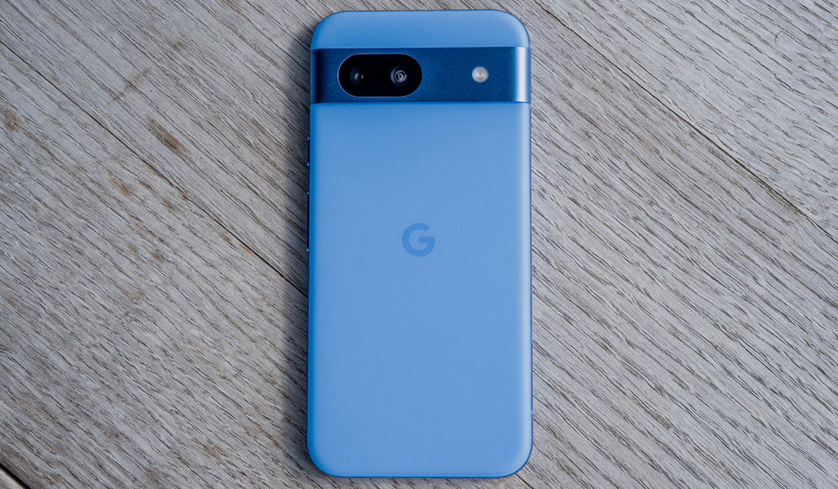 Téléphone Pixel 8a de Google posé à plat sur l'écran.