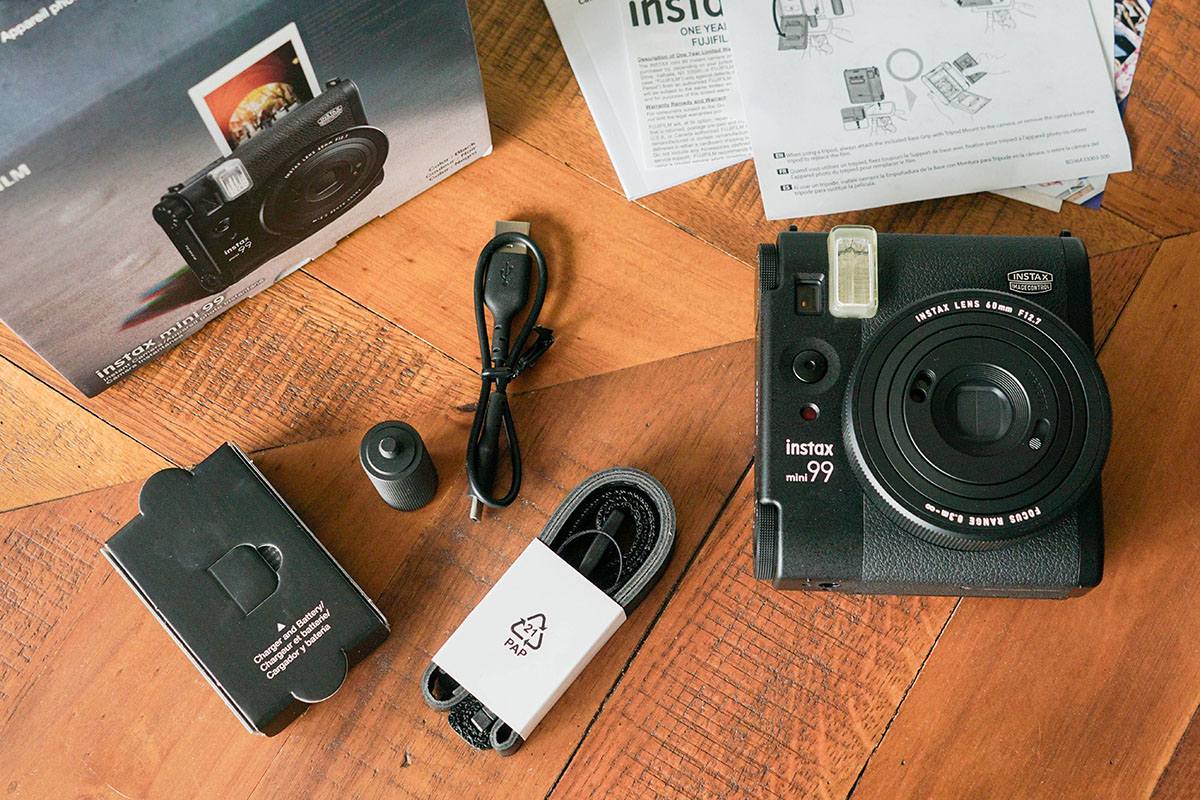 Que contient la boîte de l'appareil photo analogique Instax Mini 99 de Fujifilm?