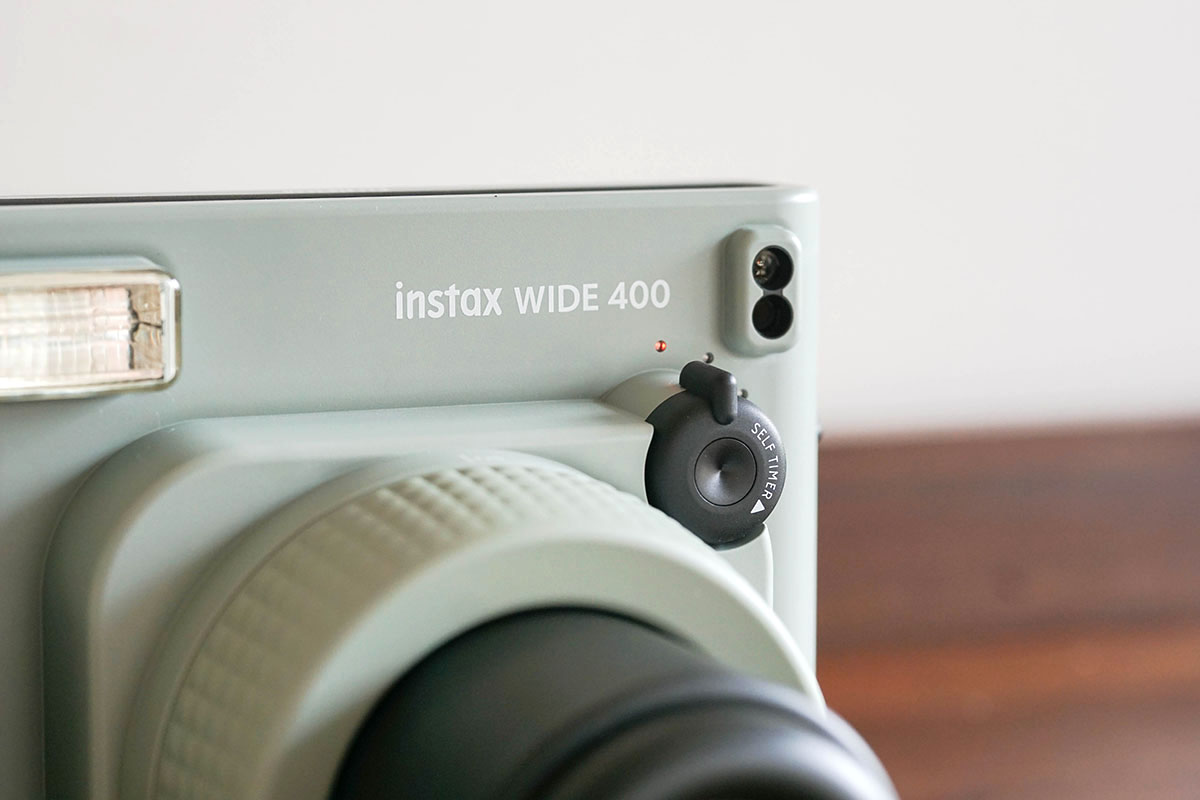 Gros plan sur l'appareil photo instantané Instax Wide 400 de Fujifilm