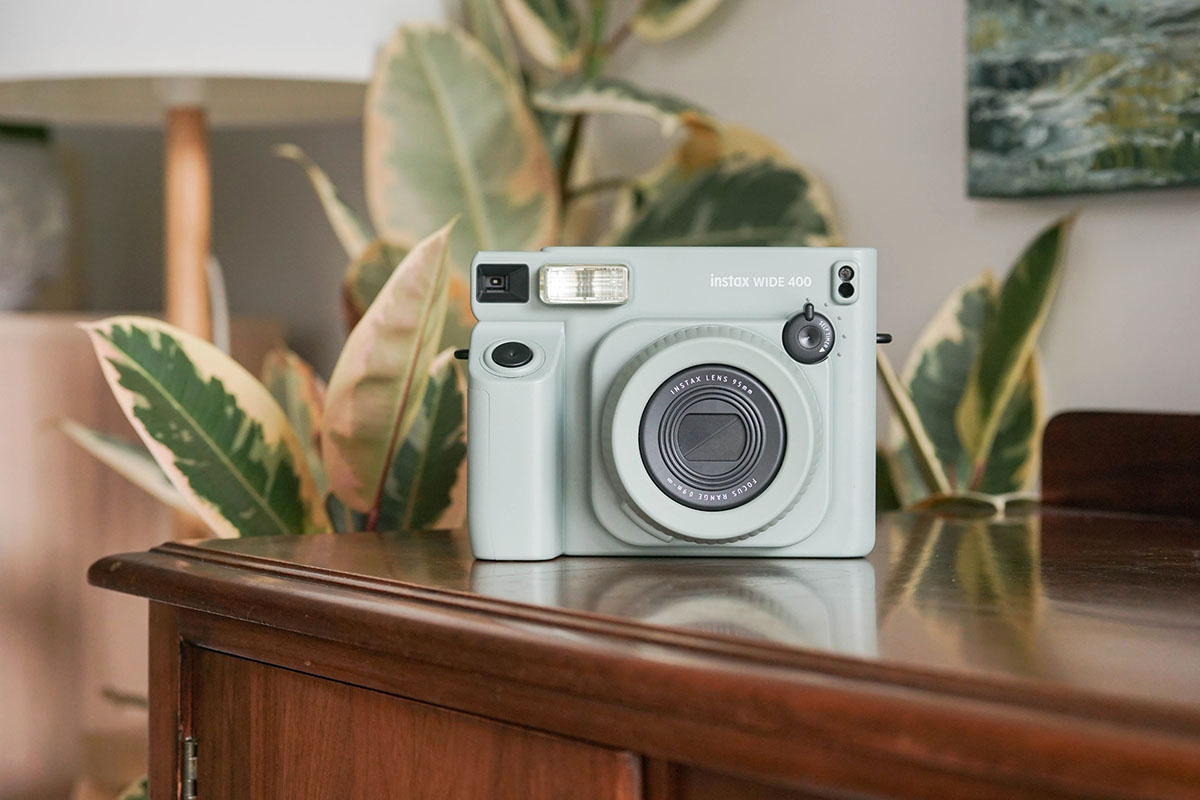 Fujifilm Instax Wide 400 Instant Camera posé sur une table