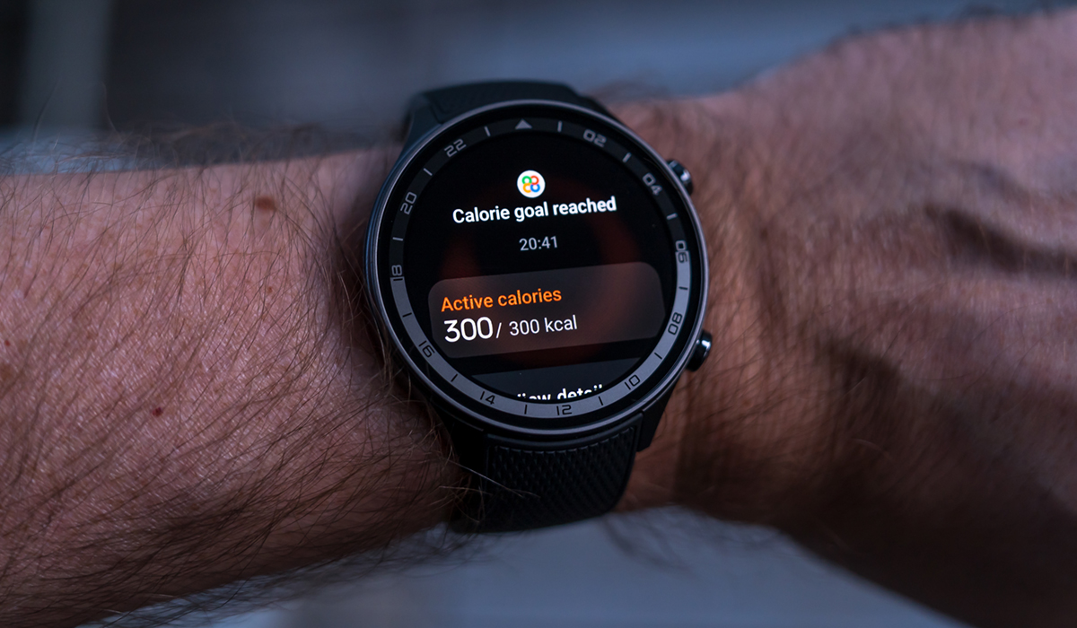 OnePlus Watch 2R indicating daily calorie goal.